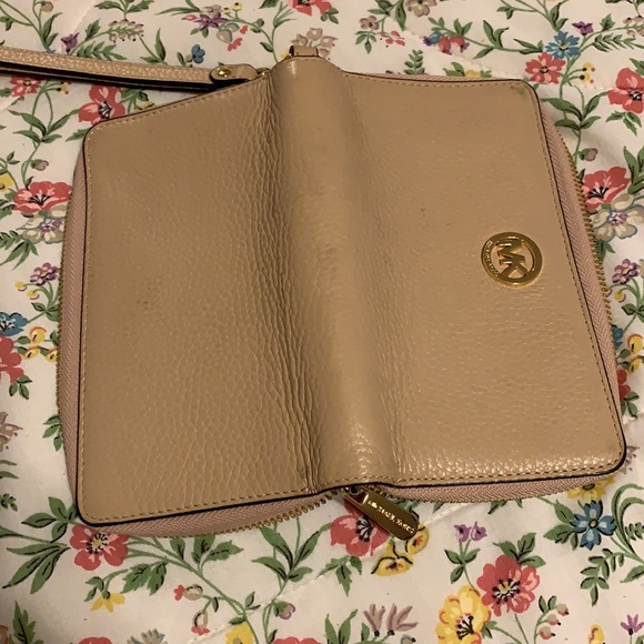 Michael Kors Wristlet Wallet Phone Holder - Picture 6 of 7